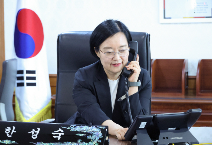 첫 업무 시작한 한성숙 신임 국무총리