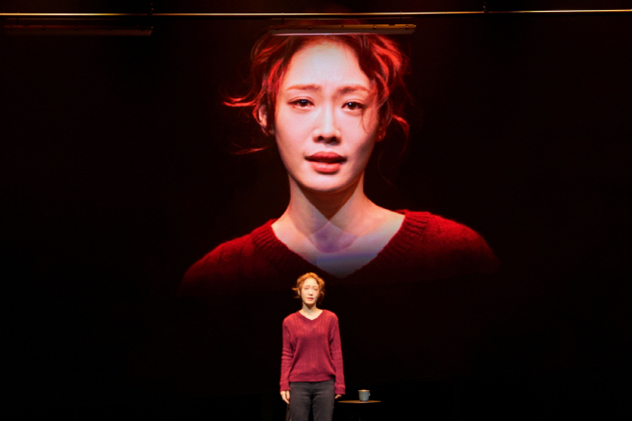 연극 '플리백' 속 배우 김히어라 브러쉬씨어터