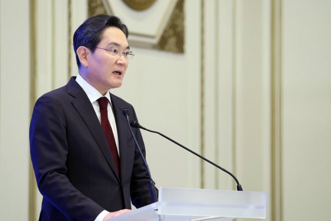 이재용 회장, 투자계획 발표<YONHAP NO-4700>