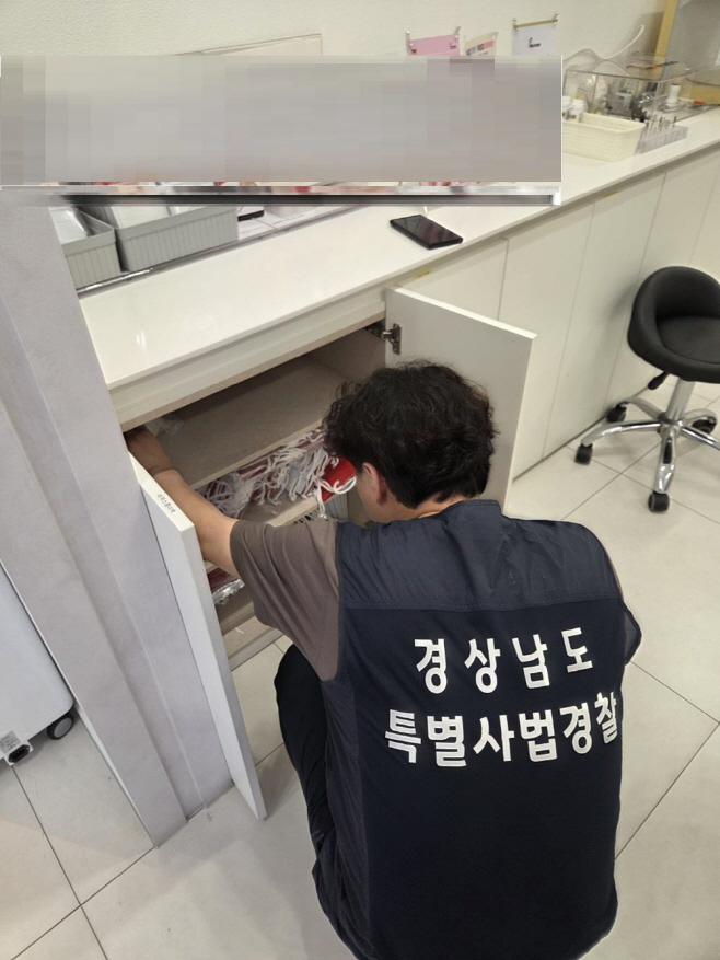 6.+보관하고+있는+의료기기를+확인하고+있는+특사경