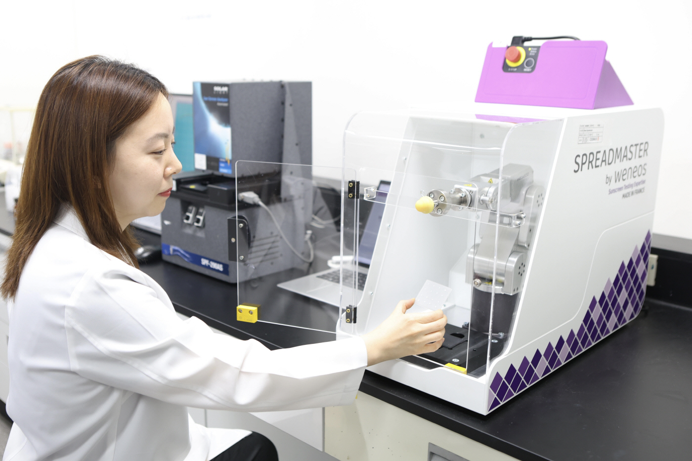 코스맥스 R&I유닛 ISO 23675 기반 SPF 평가 진행 모습(1)