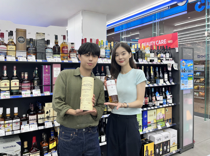 [사진자료1] GS25에서 모델이 위스키를 들고 포즈를 취하고 있다