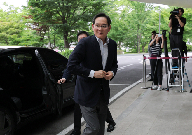 시애틀로 출국하는 이재용 회장<YONHAP NO-6265>