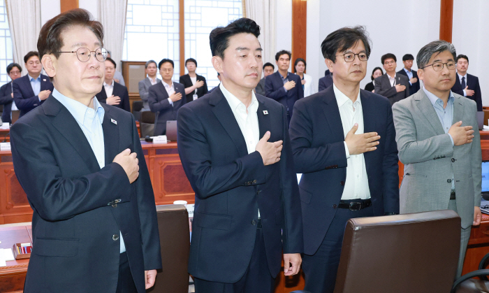 국기에 경례하는 이재명 대통령