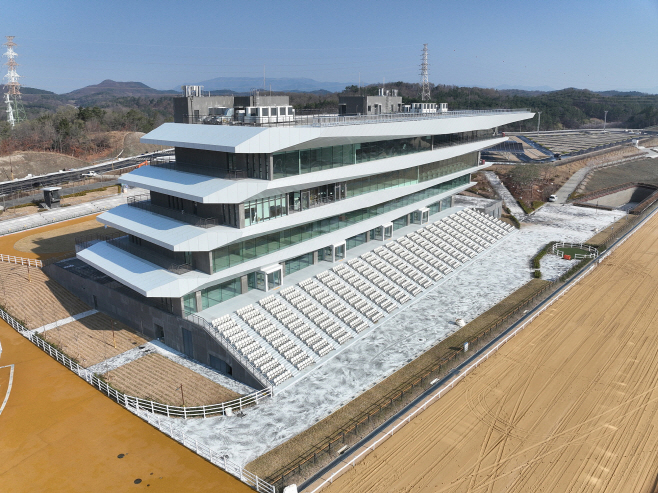 ③렛츠런파크_영천_관람대