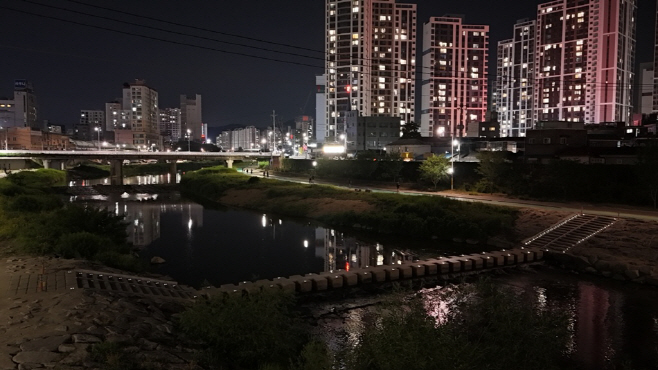 2.생태하천과(의정부시, 주민이 만든 빛…중랑천 징검다리 야간 안전 밝혀)1
