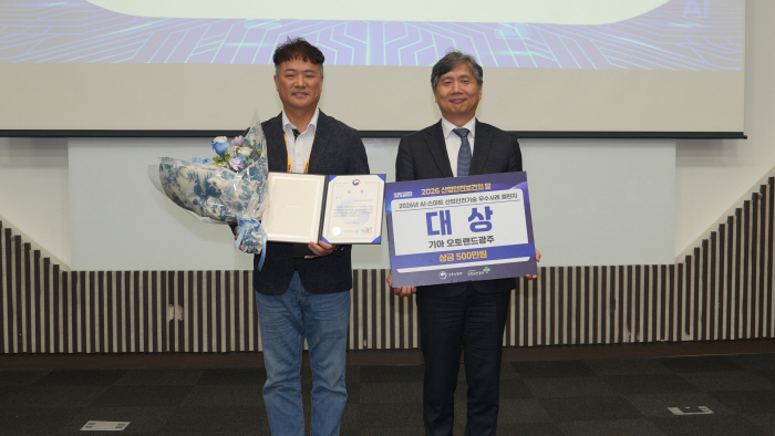 (사진1) (왼쪽부터) 이재석 기아 오토랜드 광주 3공장장(상무), 류현철 고용노동부 산업안전보건본부장