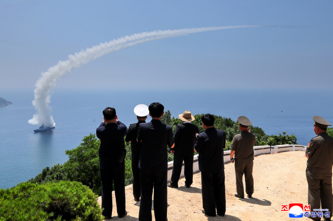 북한, 구축함 '강건호' 무기시험 진행<YONHAP NO-5660>