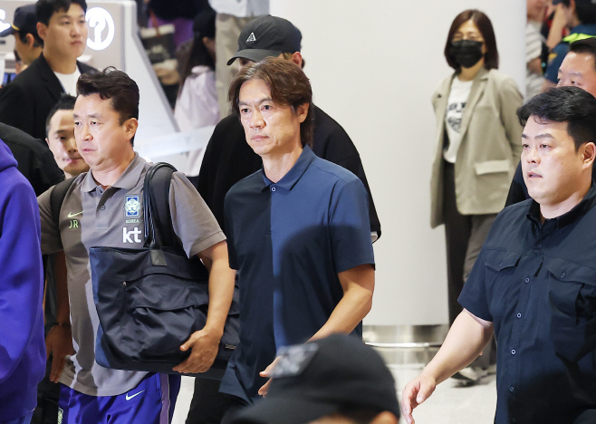 공항 나서는 홍명보 전 감독