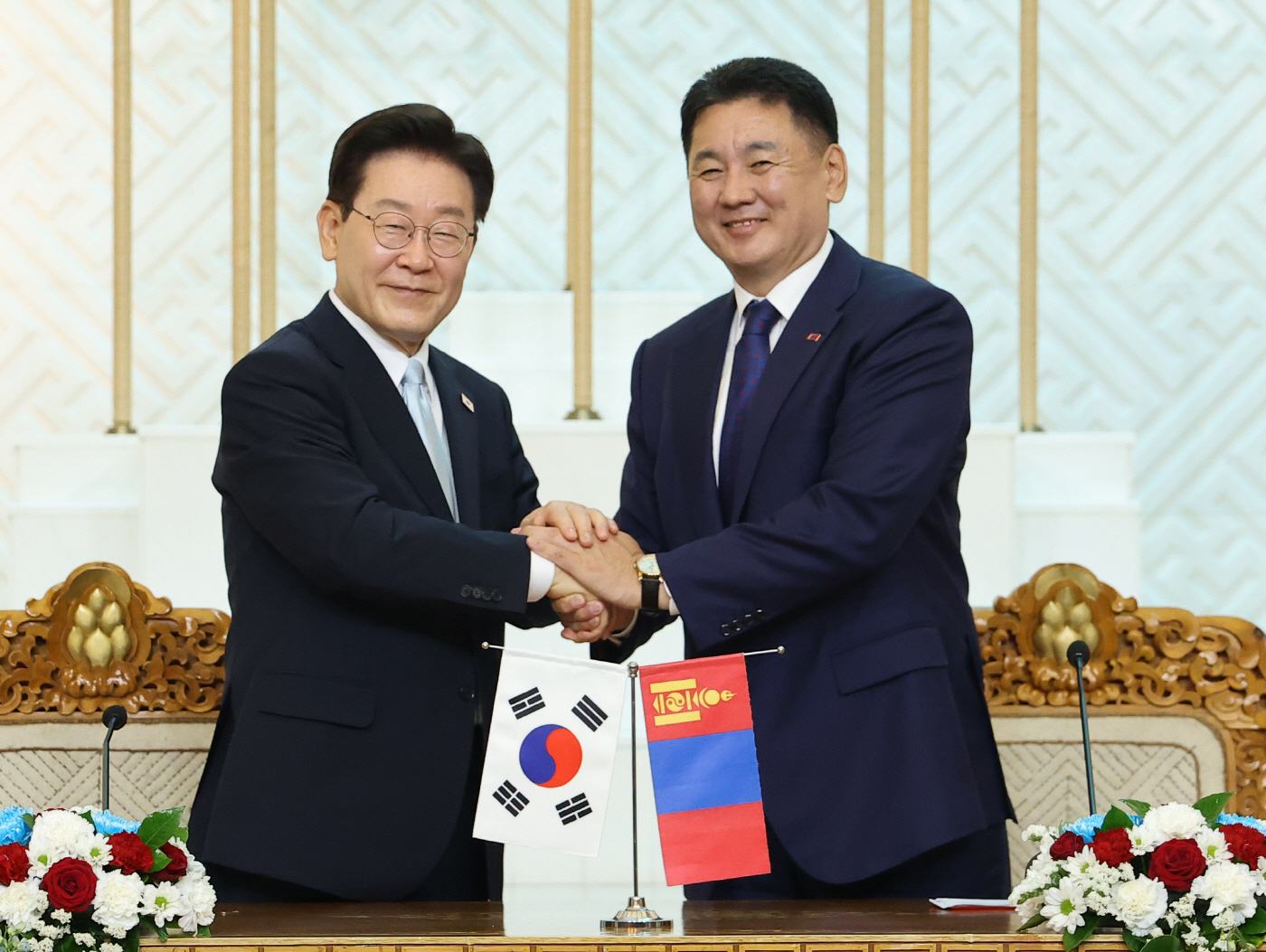 손 잡은 한-몽골 정상<YONHAP NO-5303>
