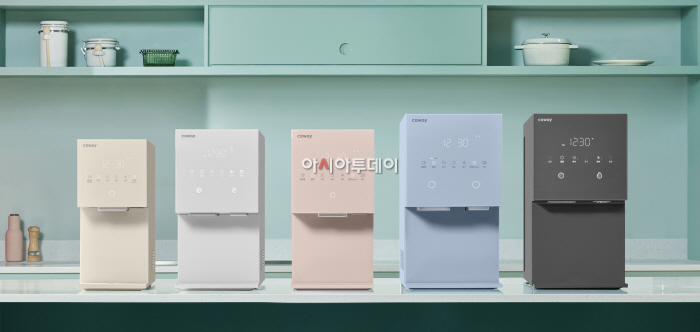 [사진자료] (왼쪽부터) 코웨이 아이콘 얼음정수기 미니, 아이콘 얼음정수기 오리지널, 아이콘 얼음정수기 스탠다드, 아이콘 얼음정수기 맥스, 아이콘 얼음정수기 RO)