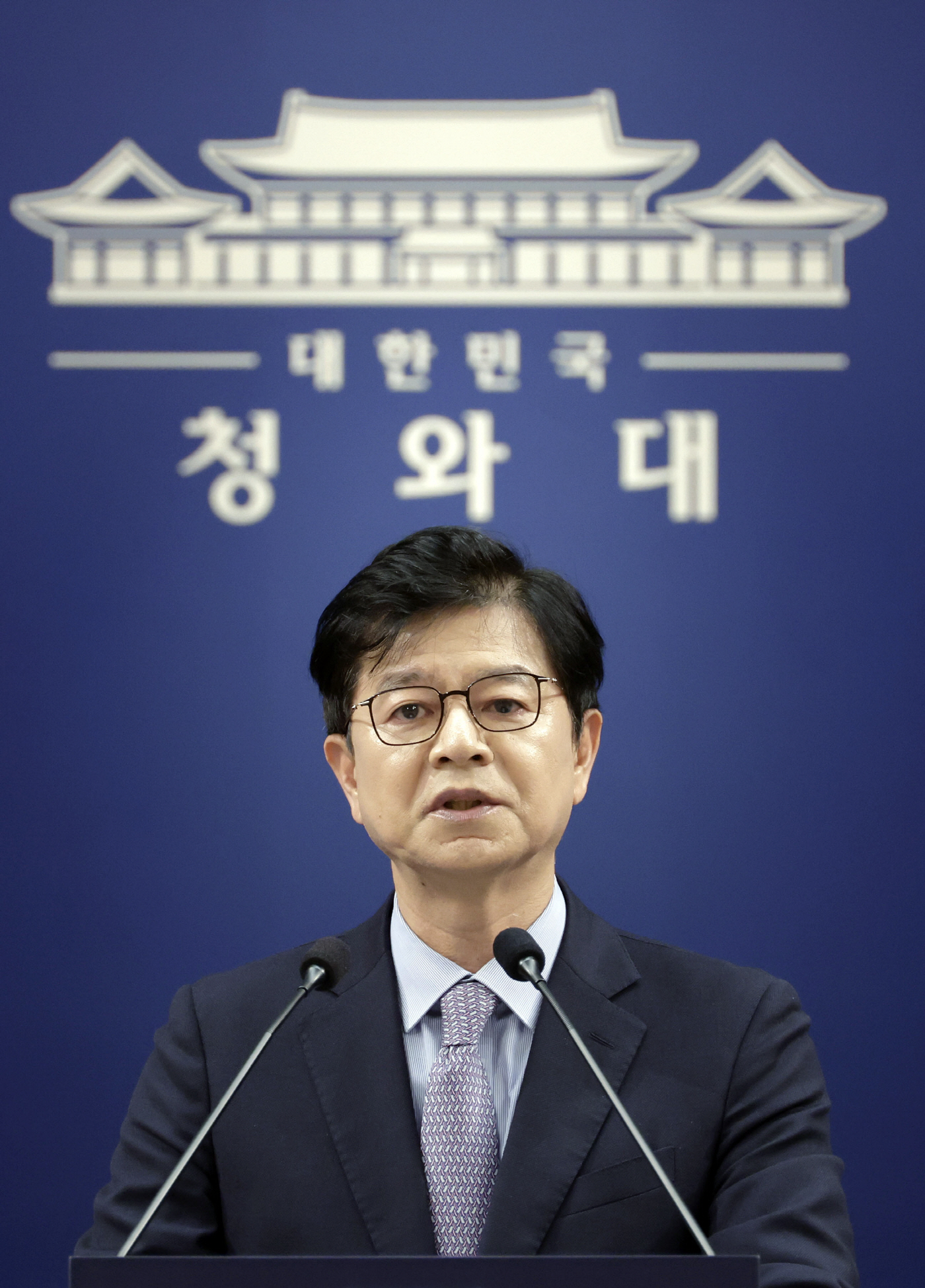 인사 브리핑 하는 성기홍 홍보수석<YONHAP NO-5769>