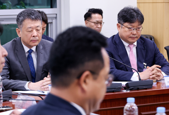 을지로위원장 발언 듣는 MBK-메리츠화재-홈플러스<YONHAP NO-2783>
