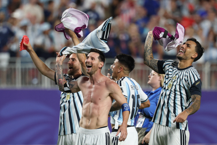 TOPSHOT-FBL-WC-2026-MATCH100-ARG-SUI