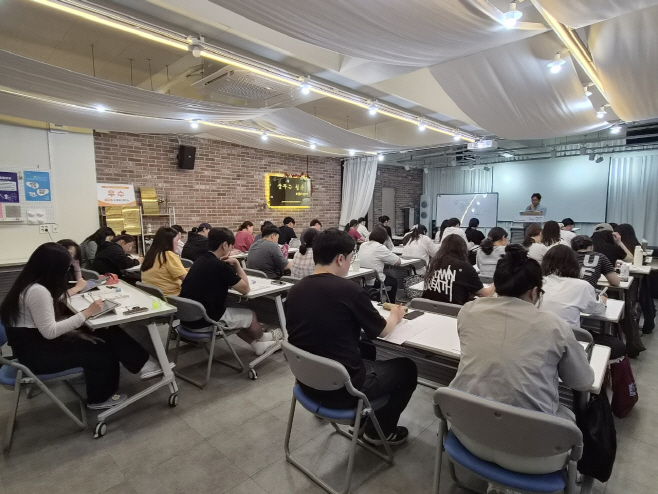 순천시 청년센터 문화공연장에서 꿈청자격증취득반 한국사능력검정시험 심화반 강의가 진행되고 있다