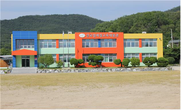 3.경북교육청, 2026년 폐교 활용 공모 사업 추진(학령인구 감소로 늘어난 폐교, 지역의 새로운 희망 공간으로)(구미 해평초향산분교_스마트팜 및 마을 평생학습시설로 활용 중)_02 (12)