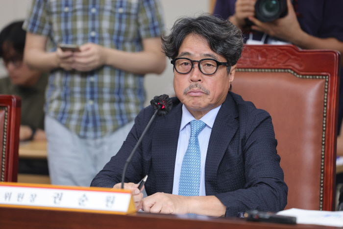 위원들 발언 듣는 권순원 최저임금위 위원장