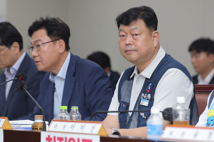 류기정 사용자위원 발언 듣는 류기섭 근로자위원