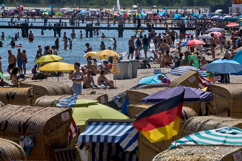 Germany Extreme We... <YONHAP NO-6132> (AP Photo/Michael Probst)