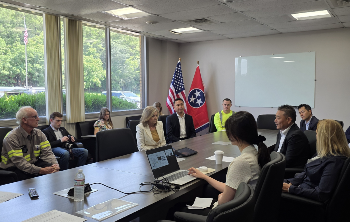 사진1. 마샤 블랙번(Marsha Blackburn) 미국 연방 상원의원이 프로젝트 크루서블 부지에서 이승호 고려아연 사장 등 관계자들과 간담회를 갖고 있다. (사진=고려아연)