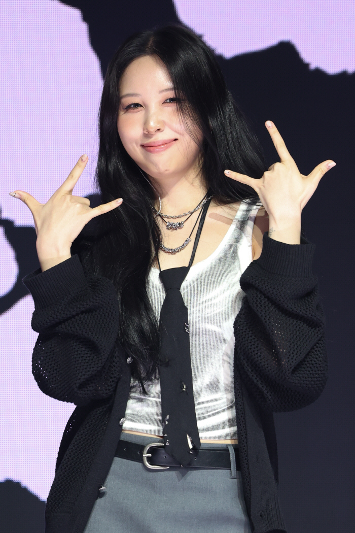 포즈 취하는 권진아