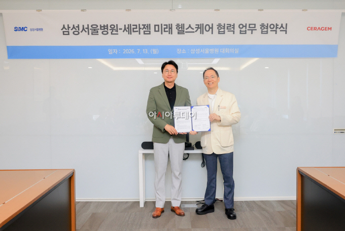 (사진자료1) 세라젬이 삼성서울병원과 미래형 건강관리 서비스 개발을 위한 업무협약(MOU)을 체결했다. (왼쪽부터) 세라젬 이경수 대표이사 사장, 삼성서울병원 박승우 원장 (사진제공=세라젬)