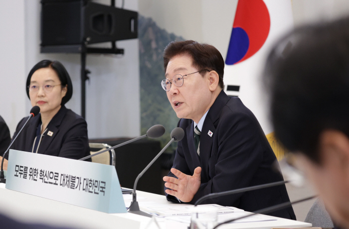 이재명 대통령, 이틀째 업무보고 주재