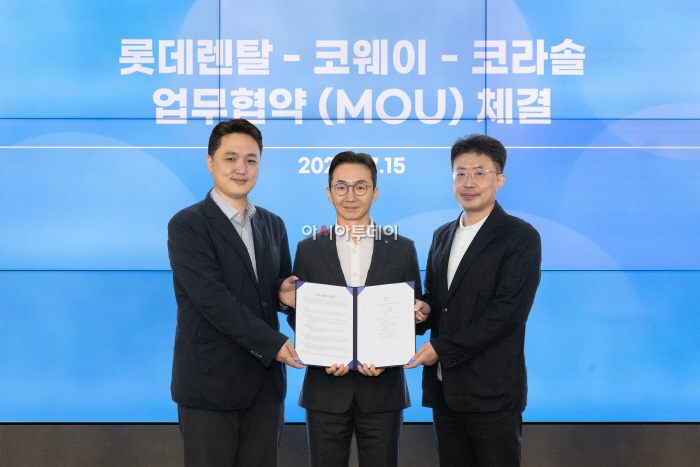 [사진자료] 지난 15일 서울 구로구 지타워에서 진행된 업무협약식에서 (좌측부터) 문석환 코웨~근행 롯데렌탈 마케팅부문장, 김명곤 코웨이라이프솔루션 대표이사가 기념 촬영을 하고 있다