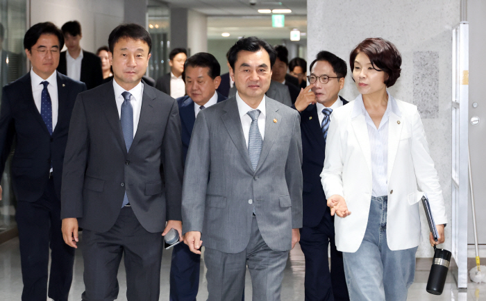 국군사관학교 창설방안 당정 입장하는 한병도-안...<YONHAP NO-4148>