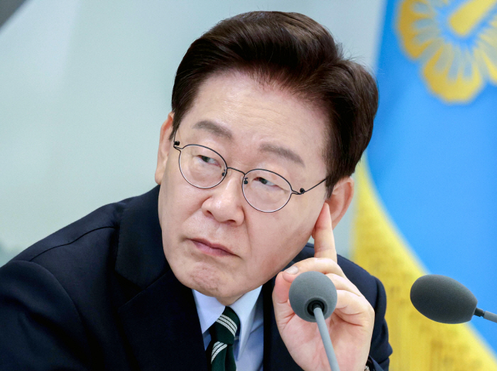 답변 청취하는 이재명 대통령
