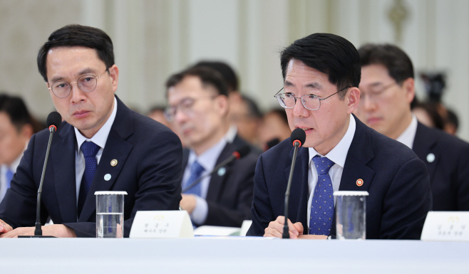 업무보고하는 황종우 장관<YONHAP NO-6153>