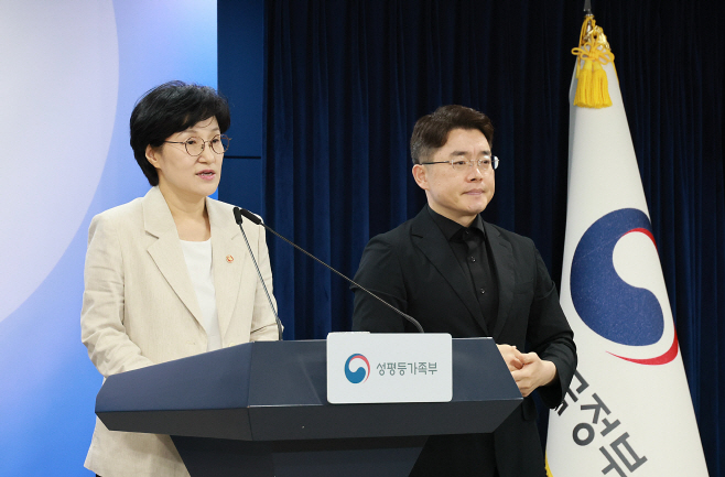원민경 성평등가족부 장관이 15일(수) 오후 정부서울청사에서 2026년 업무보고 사전브리핑을 갖고 상반기 성과와 하반기 주요 업무계획에 대해 설명하고 있다. 02