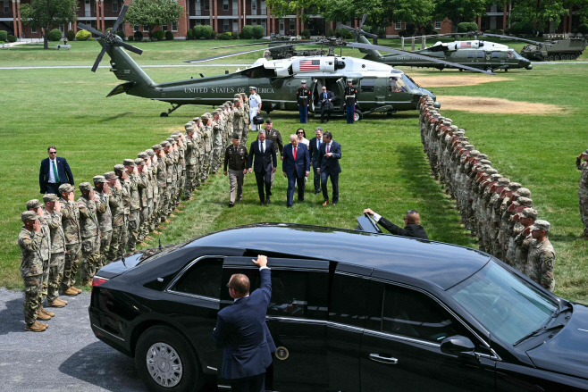 TOPSHOT-US-POLITICS-TRUMP
