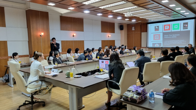 사진3. 한국의 웹툰 산업 현황에 대해 설명을 듣는 태국 문화부 장관