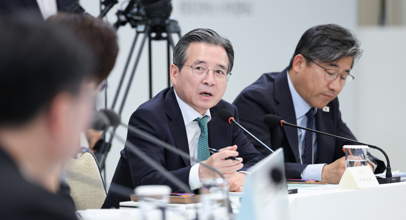 발언하는 정책실장<YONHAP NO-5627>