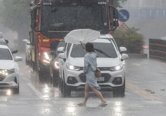 비바람에 뒤집어진 우산<YONHAP NO-3246>