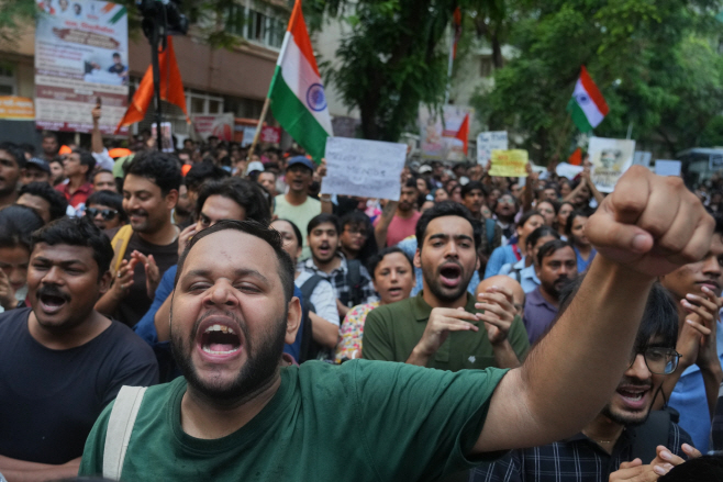 India Cockroach Party <YONHAP NO-5368> (AP Photo/Rafiq Maqbool)
