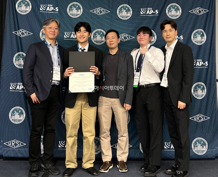 IEEE AP-S URSI 국제학회 산학 논문 경연 최우수 논문상을 수상한 KCC글라스와 POSTECH 관계자들이 기념 촬영을 하고 있다