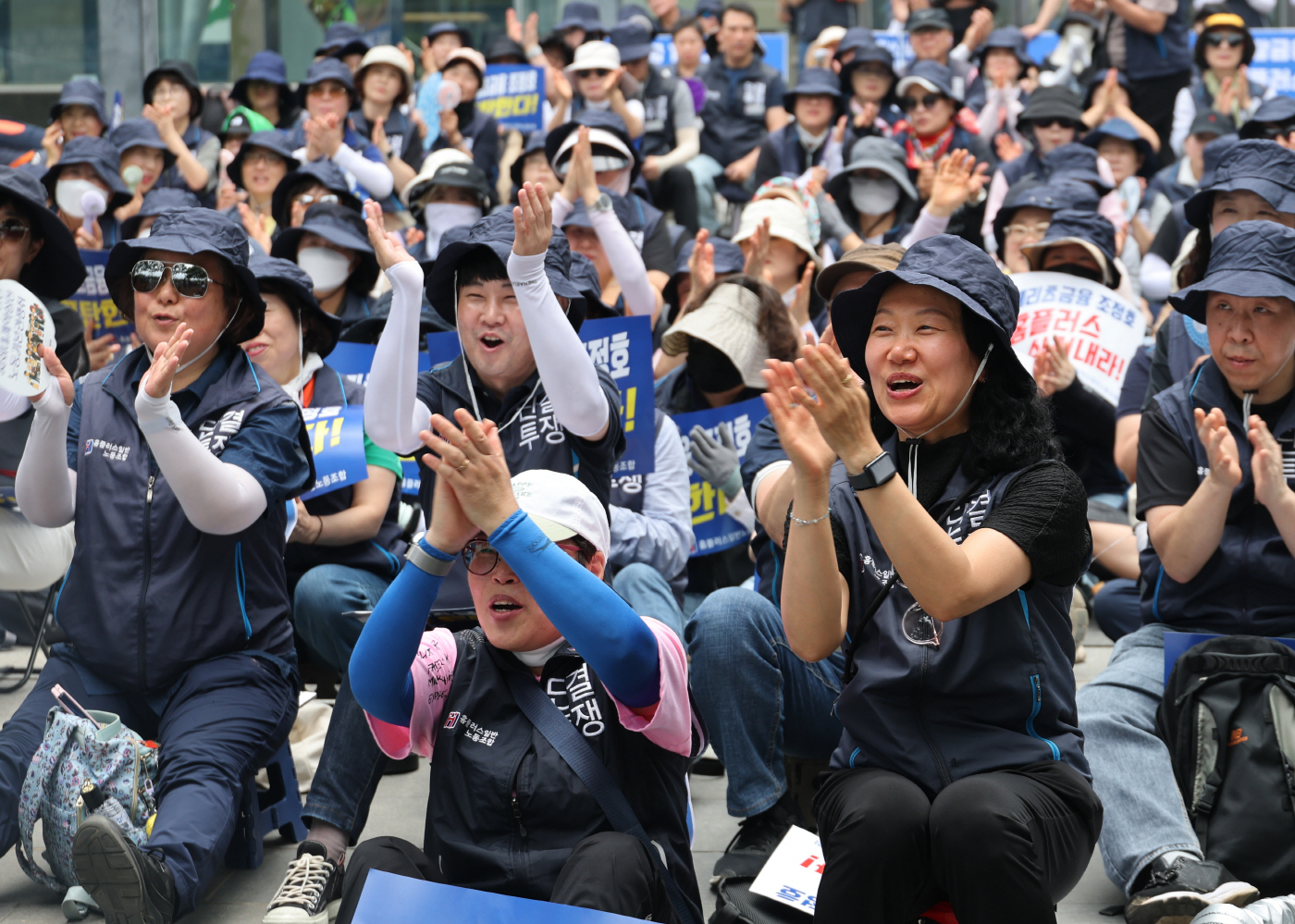 밝은 표정으로 집회하는 홈플러스 노동자<YONHAP NO-5539>