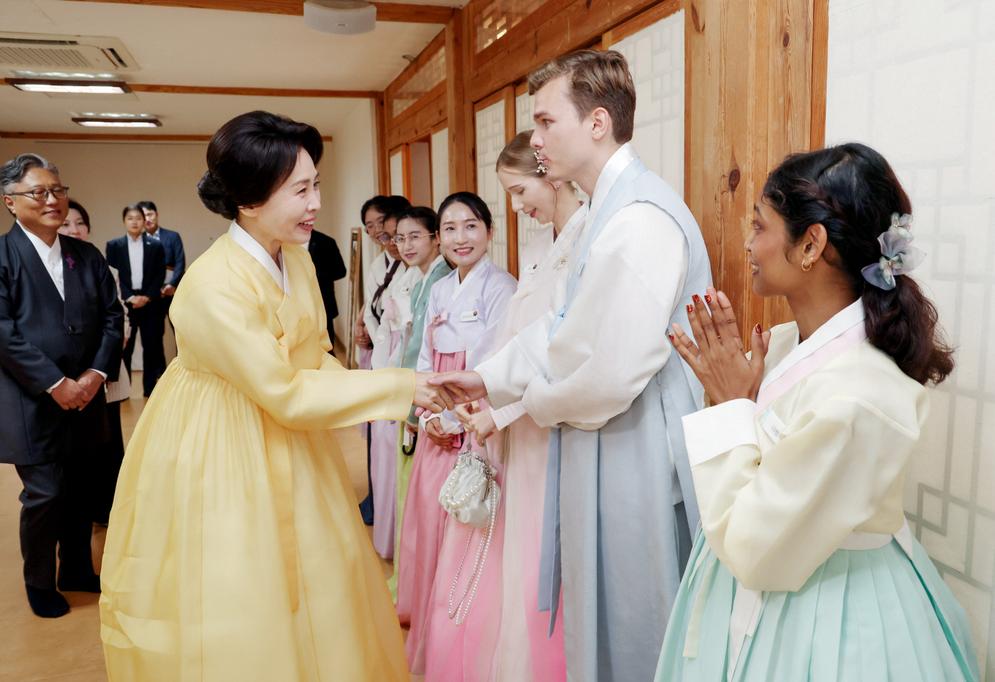 김혜경 여사, 외국인 청년들과 한국 전통공예 노...<YONHAP NO-9052>