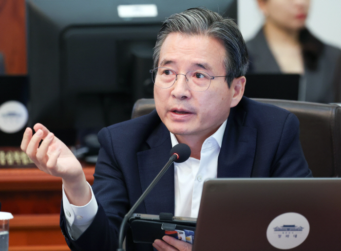이재명 대통령 질문에 답하는 김용범 정책실장