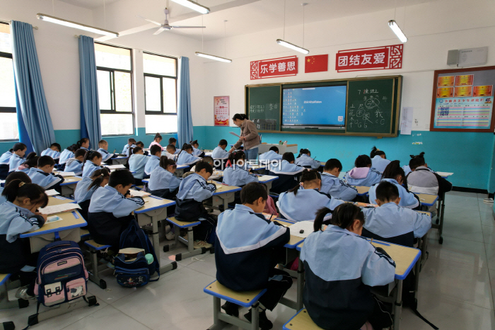 (사진자료3) '희망학교 17호' 학생들이 기증 기자재로 수업에 참여하고 있는 모습
