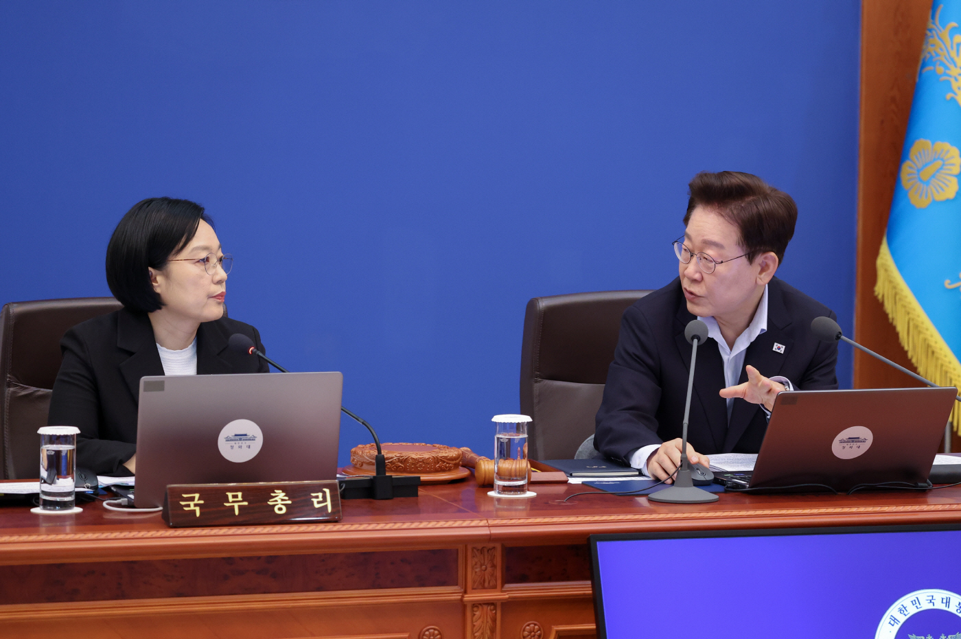 의견 나누는 이재명 대통령과 한성숙 총리<YONHAP NO-2232>