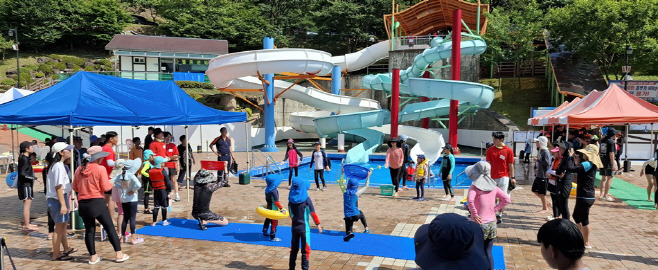 지난해, 백운산 수련원 수영장에서 시민들이 수영을 즐기고 있다(1)