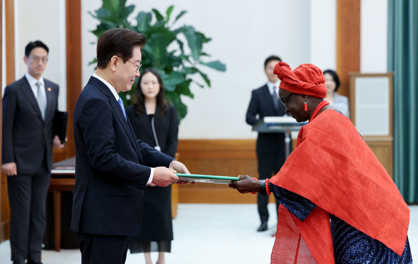 이재명 대통령과 주한 나이지리아 대사<YONHAP NO-2066>