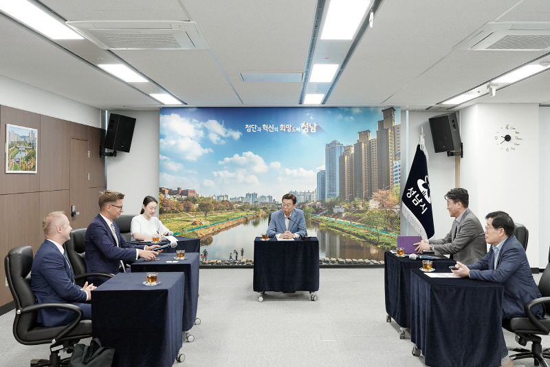 청년청소년과-신상진 성남시장(가운데)이 22일 시청 제1회의실에서 마르친 미에진스키 브로츠와프시 교육국 부국장(왼쪽에서 두번째)과 환담하고 있다.