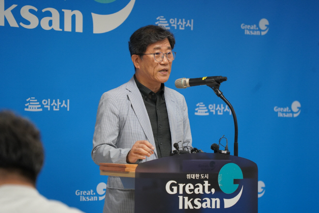1_익산 대전환 실행 전략 담은 백서 발간(전병훈 인수위원장) (2)