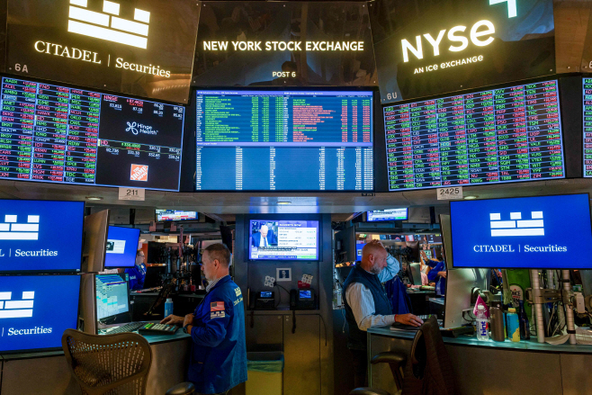 US-STOCK-MARKETS-FLUCTUATE-AMID-RISING-OIL-PRICES-AND-NEW-EARNIN