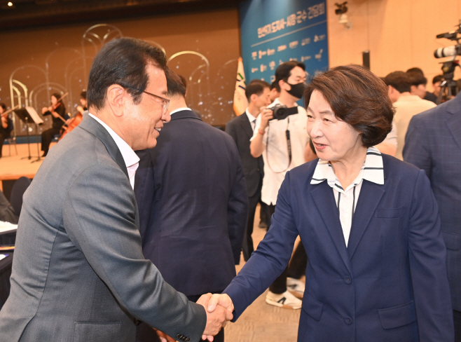 (사진1)이현재 시장, 추미애 도지사에 국가정원·K-컬처 복합콤플렉스 동시 개발 건의