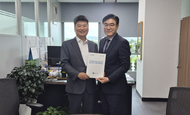 김재준 군산시장, 기획예산처 찾아 국가예산 확보 총력1 (좌, 기획예산처 박창환 예산총괄심의관)